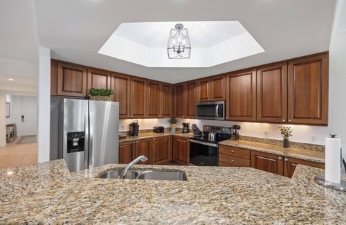 Royal Harbor Resort | Chic 2 bed resort, 3 pools, lazyriver, walk to 5th Ave restaurants in fab Naples