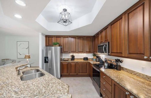 Royal Harbor Resort | Chic 2 bed resort, 3 pools, lazyriver, walk to 5th Ave restaurants in fab Naples