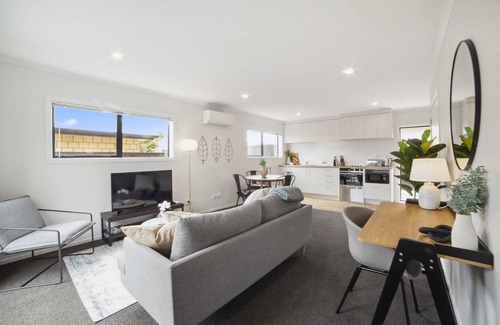Frankton House | Chic 2-Bed Townhouse by Lake, Parks & Shops