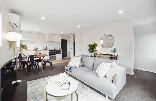 Frankton House | Chic 2-Bed Townhouse by Lake, Parks & Shops