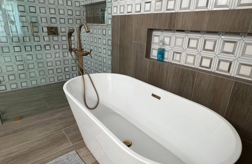 Historic Core Apartment | Chic 2-Bedroom Apartment with Fitness Room and WiFi in Vibrant Los Angeles