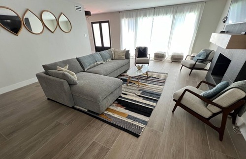 Downtown Los Angeles Apartment | Chic 2-bedroom apartment with WiFi, fitness room in wonderful Los Angeles