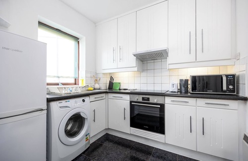 Dublin Apartment | Chic 2Bed W/Canal Views, 15 Min to Kilmainham Gaol