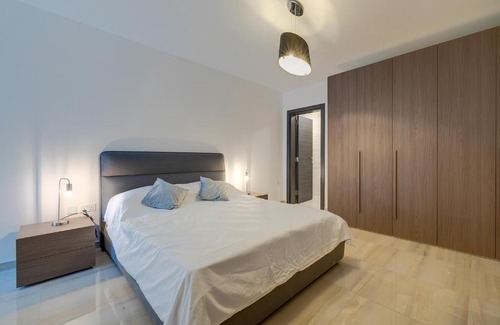 Ta' Xbiex Apartment | Chic 2BR Apartment, Ideal Location