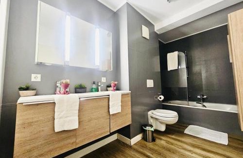 Gare Apartment | Chic 2BR easy access to the train station-2b