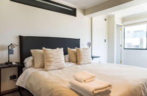 El Golf Apartment | Chic 2BR Retreat in Vitacura Perfect for 3 Steps from Everything