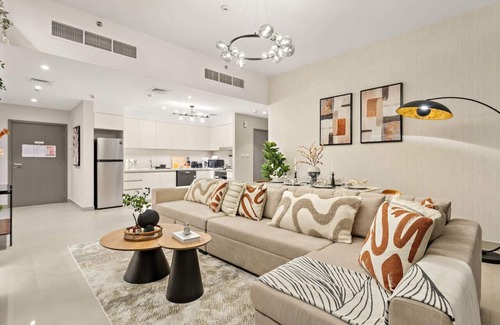 Jadaf Apartment | Chic 2BR Stay at Creek Horizon with Pool, Gym and Prime Dubai Location