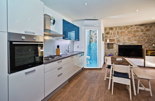 Zrnovnica Apartment | Chic 3-bedroom apartment with AC, WiFi in charming Žrnovnica