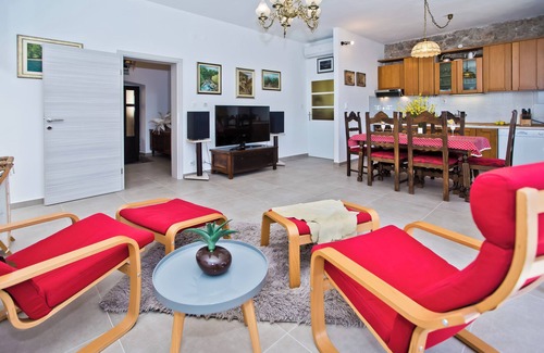 Zrnovnica Apartment | Chic 3-bedroom apartment with AC, WiFi in charming Žrnovnica