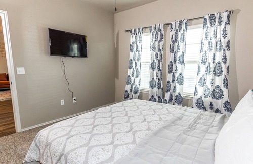 Lubbock Apartment | Chic 3BR Apt Minutes to Downtown Pool & Gym