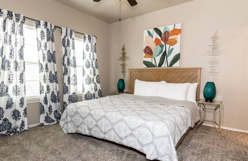 Lubbock Apartment | Chic 3BR Apt Minutes to Downtown Pool & Gym