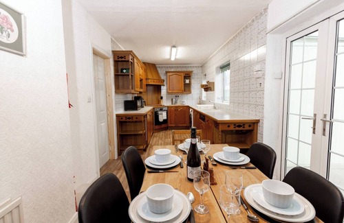 Cheadle House | Chic 3BR Cottage in the Heart of Cheadle