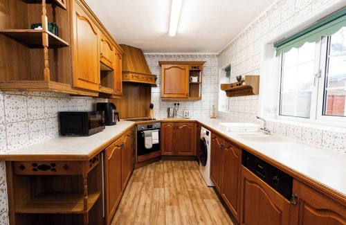 Cheadle House | Chic 3BR Cottage in the Heart of Cheadle