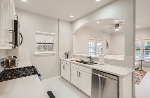 Foster Heights House | Chic 8BR Retreat+Central East Austin +Large Groups