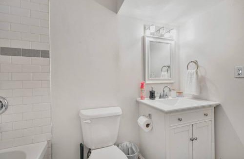 Whitby Apartment | Chic and Bright 1BR Apt with Free Wifi and Parking