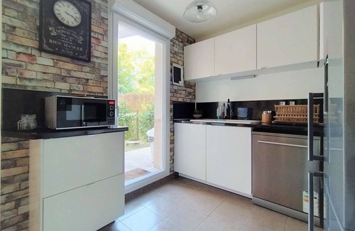 Saint-Denis Apartment | Chic and spacious apart with terrace and parking