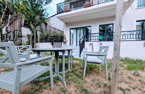 Clamart Apartment | Chic and spacious apart with parking and garden