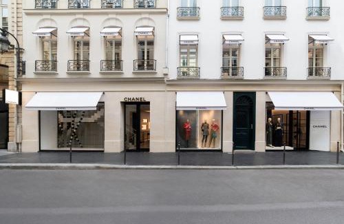 Madeleine Apartment | Chic Apartment on the famous shopping Rue du Faubourg Saint-Honoré street