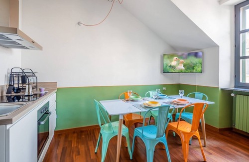 Aurora Apartment | Chic apartment perfect for 6 people is located next to Campus Einaudi, in a area full of clubs and well connected by public transport to reach Porta Nuova, a few steps from the Mole Antonelliana, Piazza Castello and the Porte Palatine. The flat is equipp