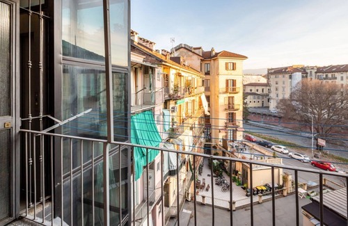 Aurora Apartment | Chic apartment perfect for 6 people is located next to Campus Einaudi, in a area full of clubs and well connected by public transport to reach Porta Nuova, a few steps from the Mole Antonelliana, Piazza Castello and the Porte Palatine. The flat is equipp