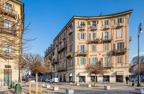 Aurora Apartment | Chic apartment perfect for 6 people is located next to Campus Einaudi, in a area full of clubs and well connected by public transport to reach Porta Nuova, a few steps from the Mole Antonelliana, Piazza Castello and the Porte Palatine. The flat is equipp