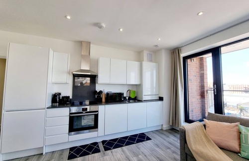 Woolwich Riverside Apartment | Chic Apartment with City Views, Woolwich!