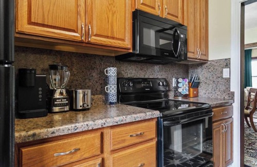 West Central Apartment | Chic Apt 5 blocks from Downtown w/Parking