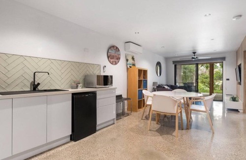 Rye Apartment | Chic Beach Studio - This chic two bedroom studio apartment nestled between the front and back beachs