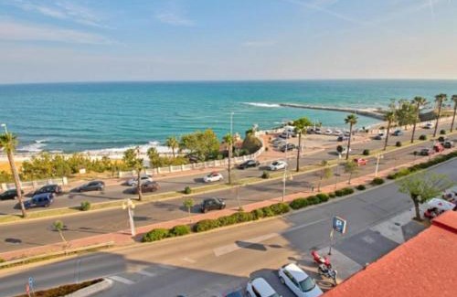 Torrequebrada Apartment | Chic Beachfront Flat with Amazing Sea Views and Private Indoor Parking