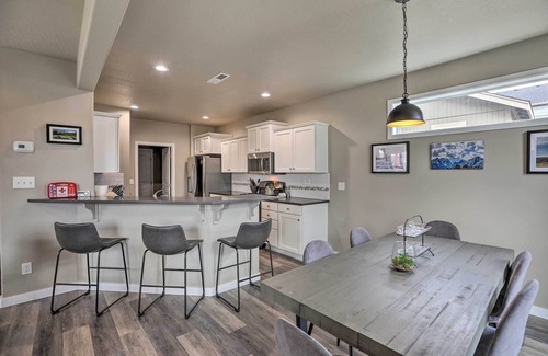 Larkspur House | Chic Bend Home w/Deck < 3 Mi to Downtown!