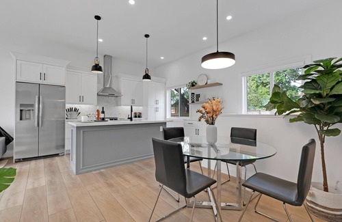 Bowmanville House | Chic Bespoke 4BR Home: King Beds & Fully Fenced Backyard