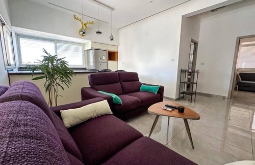 Tel Aviv Promenade Apartment | Chic central 2BR Apt, Equipped Kitchen & Spacious Living – 5 Min to Beach,