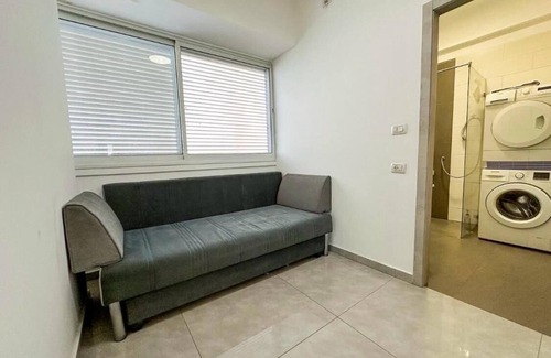 Tel Aviv Promenade Apartment | Chic central 2BR Apt, Equipped Kitchen & Spacious Living – 5 Min to Beach,