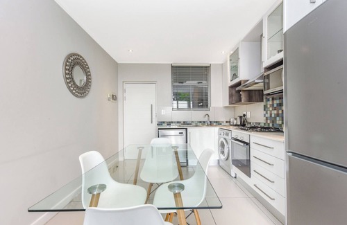Greater Johannesburg Metropolitan Area Apartment | Chic City Escape at The Apex on Smuts