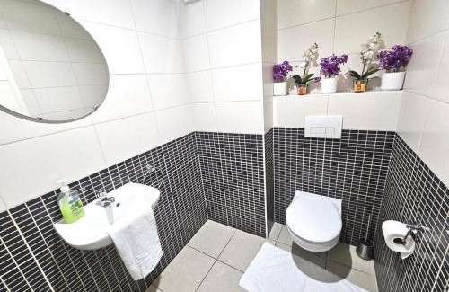 Gare Apartment | Chic City Retreat 2BR near Station with parking-2a