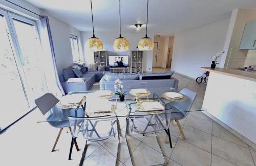 Gare Apartment | Chic City Retreat 2BR near Station with parking-2a