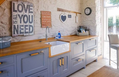 Haverfordwest Cottage | Chic Clock Tower with Gardens Close to Beaches