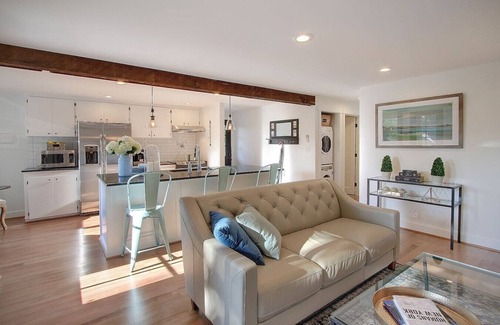 Moss Bay House | Chic & Comfy Upper 2B @DT Kirkland | Walk to Lake