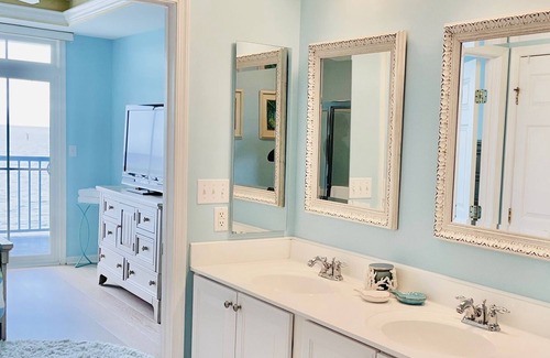 Crisfield Condo | Chic Condo on Tangier Sound with Waterfront Balcony, Fireplace