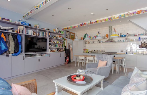 Shepherd's Bush Apartment | Chic & Contemporary 2BD in Vibrant Shepherds Bush