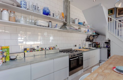 Shepherd's Bush Apartment | Chic & Contemporary 2BD in Vibrant Shepherds Bush