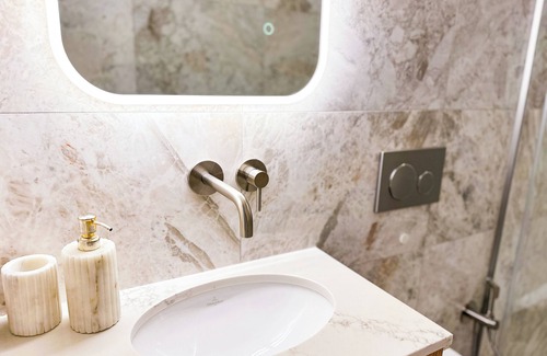 Targowek Apartment | Chic corporate apartment steps from Metro Zacisze, with WiFi and free parking