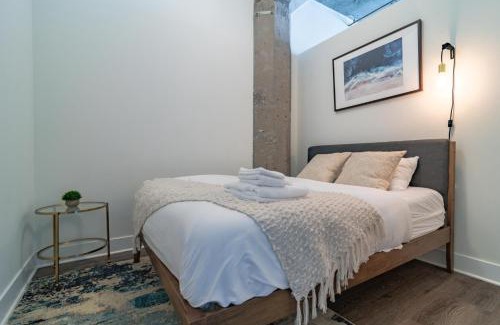 Near South Side Apartment | Chic Cozy 3BR Michigan Avenue Spacious Suite Close to Iconic Chicago Landmarks & Attractions