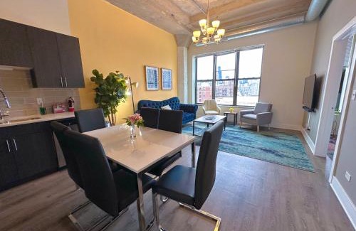 Near South Side Apartment | Chic Cozy 3BR Michigan Avenue Spacious Suite Close to Iconic Chicago Landmarks & Attractions