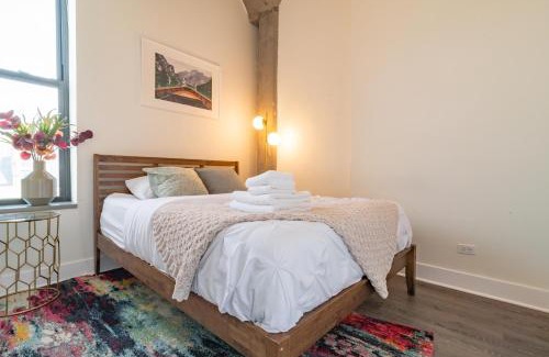 Near South Side Apartment | Chic Cozy 3BR Michigan Avenue Spacious Suite Close to Iconic Chicago Landmarks & Attractions