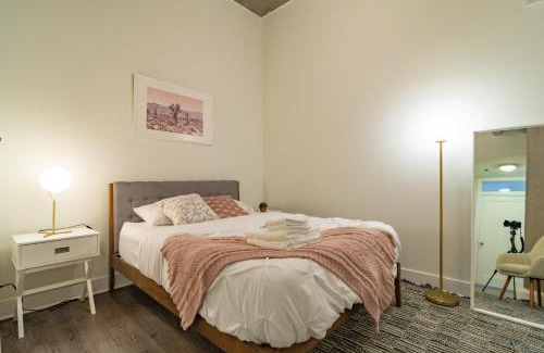 Near South Side Apartment | Chic Cozy 3BR Michigan Avenue Spacious Suite Close to Iconic Chicago Landmarks & Attractions