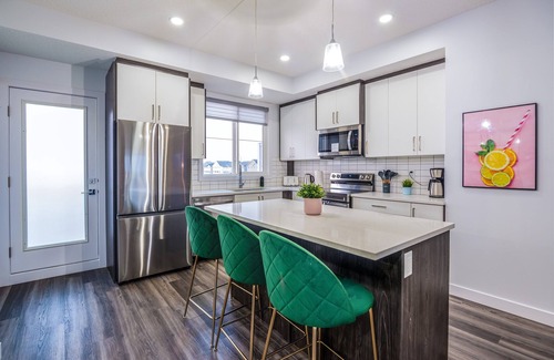 West Edmonton House | Chic & Cozy»AC|Garage|King bed|Arcade|10Min to WEM