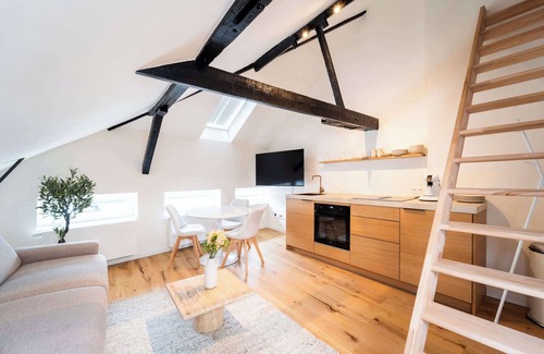 Historisch centrum Apartment | Chic Duplex Steps from Grote Markt