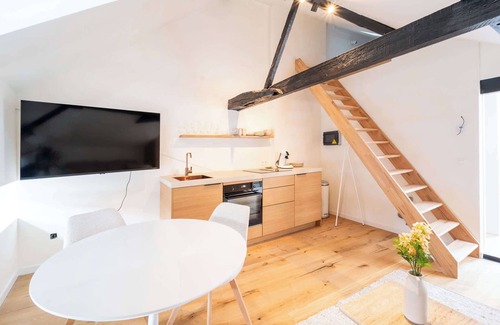 Historisch centrum Apartment | Chic Duplex Steps from Grote Markt