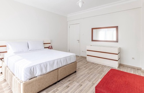 Moda Apartment | Chic Flat w Balcony 5 min to Moda Coast